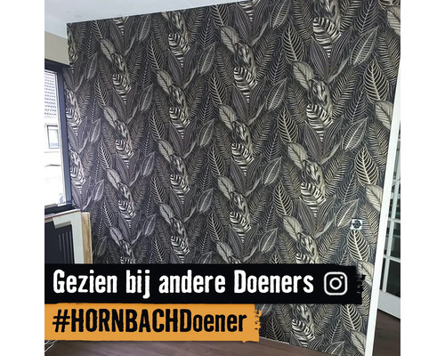 Wanddecoratie met een donker behang met bladerpatroon voor een stijlvolle sfeer