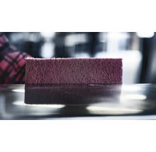 Schuurspons op een glanzend oppervlak