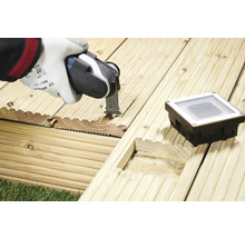 Aanleg van een houten terras met multitool en terrasstraler