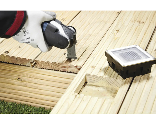 Aanleg van een houten terras met multitool en terrasstraler