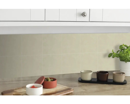 D-C-FIX Plaktegel PVC zelfklevend uni beige 15,2x15,2 cm 6 stuks Keukenscène met betegelde muur, aanrecht en keukengerei.
