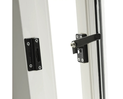 Detailaanzicht van een raam met raamklink en sluiting