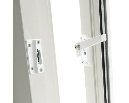 Close-up van een witte raamgreep met slot en beslag