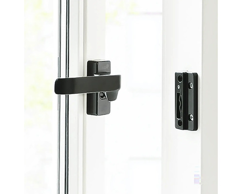 Raamklink met sluitmechanisme op het raamkozijn