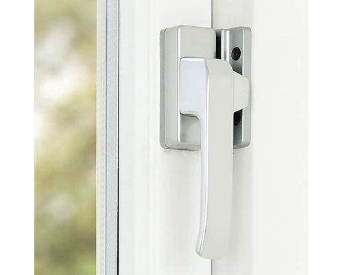 Metalen raamkruk op het raam