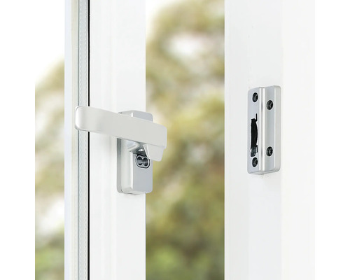 Raam met raamkruk en veiligheidsslot