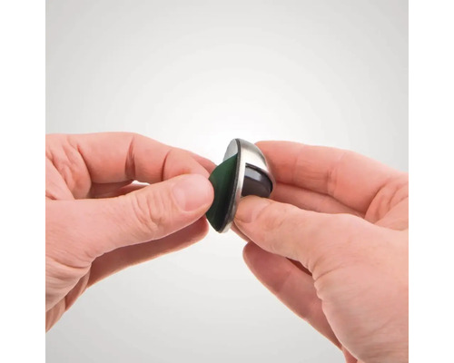 Deurstopper van roestvrij staal wordt door handen vastgehouden