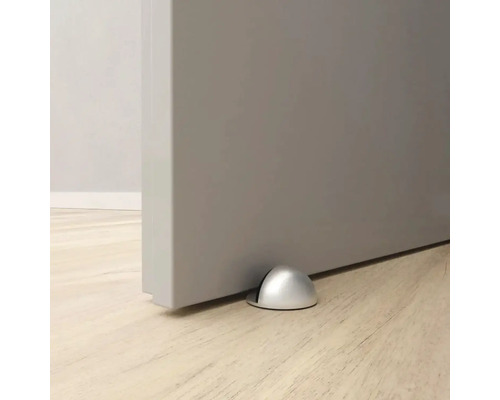 Metalen deurstopper op de vloer voor een deur