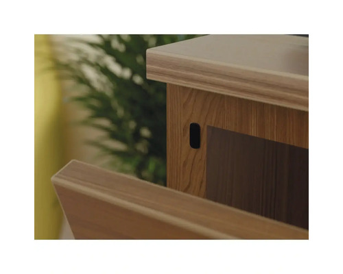 Detail van een houten meubel met een open deur