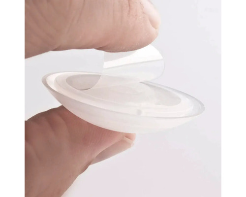 Transparante spoelbakpluggen worden van de vinger verwijderd.