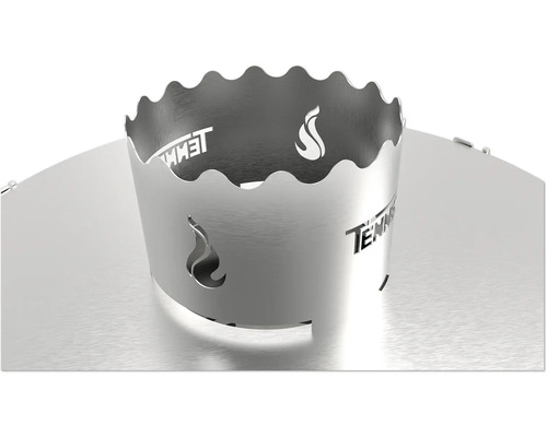 Vuurkorf van metaal met uitgesneden vlammotieven en bedrijfslogo