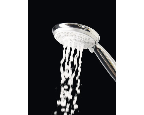 Handdouche met waterstraal in gebruik