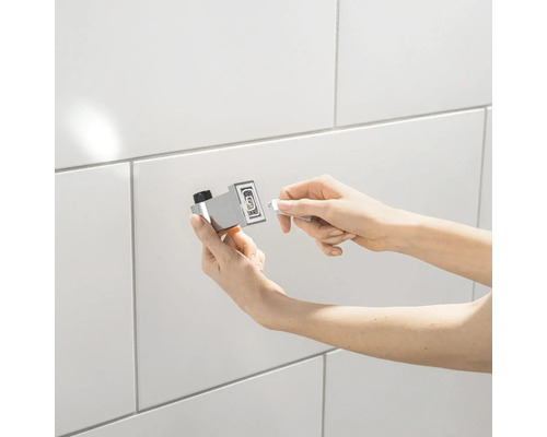 Installatie van een handdoekhaakbevestiging in de badkamer