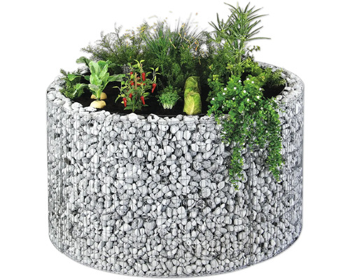 Verhoogde tuinbak van schanskorven beplant met verschillende planten