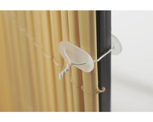 Gedetailleerd zicht op een bamboe jaloezie met bevestigingsogen