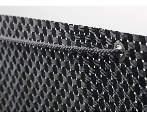 Detailopname van een privacyscherm van gevlochten materiaal met koord