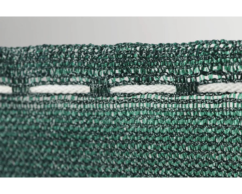 Detailopname van een groene privacy screen met witte bevestigingsogen