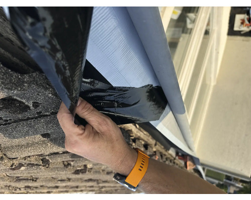 Aanbrengen van dakfolie op een dak