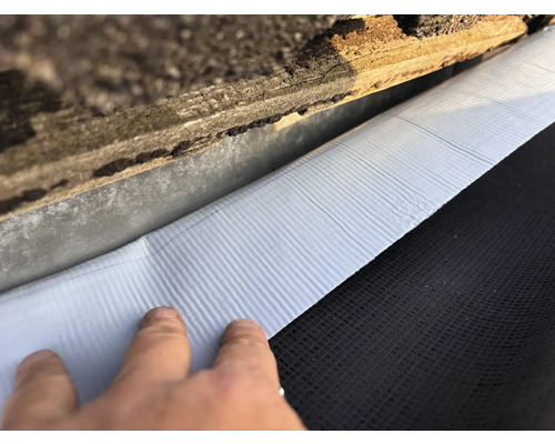 Close-up van een afdichtband op het dak van een huis