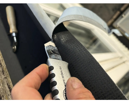 Afplakband doorsnijden met een stanleymes