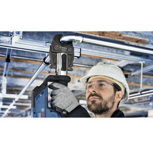 Een werknemer met veiligheidshelm en veiligheidsbril gebruikt een Bosch perstang om leidingen te installeren.