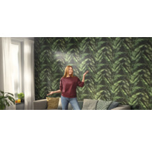 Woonkamer met groen bladbehang, bank en raam
