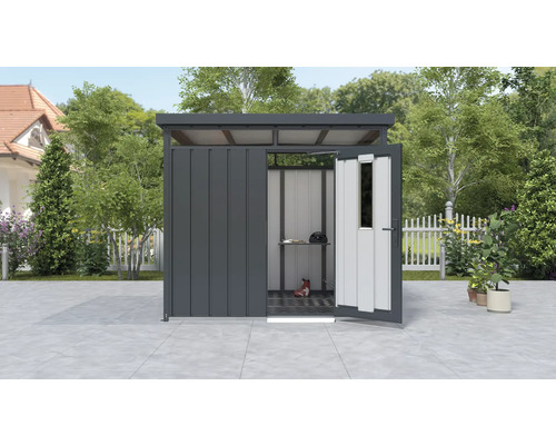 Tuinhuis met open deur, plank en tuingereedschap