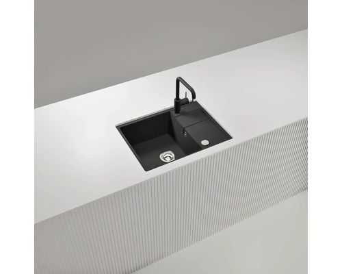 Zwarte spoelbak met afdruiprek en kraan op een werkblad