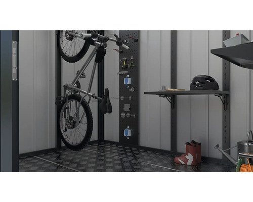 Een garage-interieur met een fiets aan een muurbeugel, gereedschap aan een geperforeerde plaat, planken en diverse accessoires zoals een helm en rubberlaarzen.