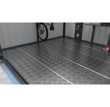 Aluminium vloer met traanplaatprofiel in het interieur van een gereedschapskist