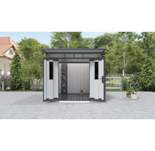 Geopende tuinhuisje buiten met gereedschap aan de muur