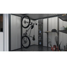 Fiets aan de muur in tuinhuis met rekken en gereedschapswand.