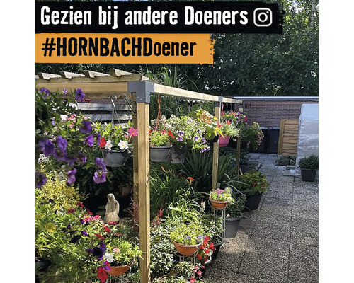 Tuinontwerpidee met houten constructie en hangende bloempotten
