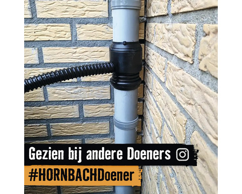 Installatie van een regenwaterafvoer met flexibele slang aan een huismuur