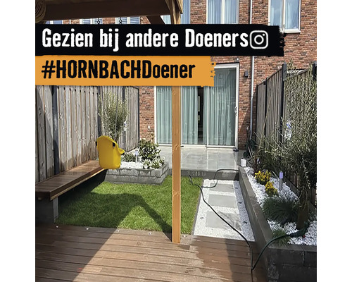 Aangelegde tuin met gazon, zitbank en beplanting