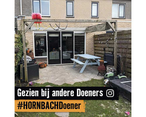 Aangelegde tuin met zitgroep en decoratie