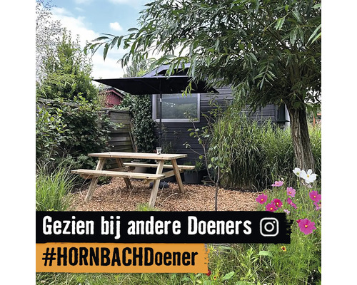 Houten tuintafel met banken in de tuin met tuinhuis en parasol