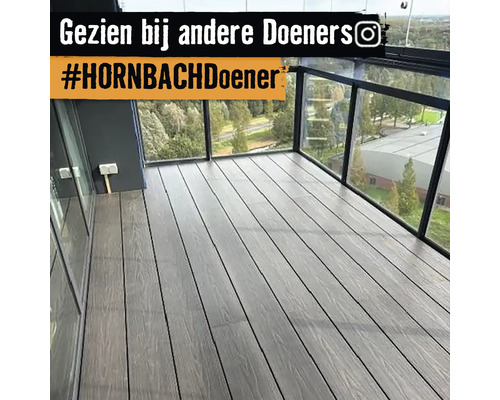 Terras met houten vloer en glazen balustrade