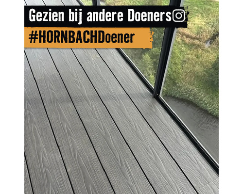 Terras met grijze houten planken en uitzicht op groen
