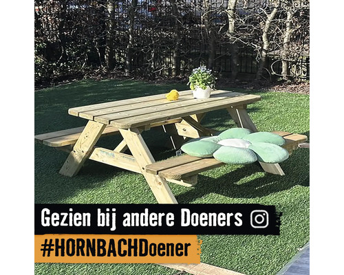Houten kinderzitgroep met tafel, banken en bloemdecoratie in de tuin