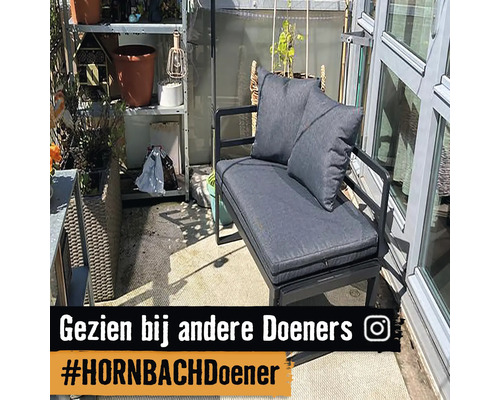 Balkon met bank, kussens, rekken en planten voor een gezellige sfeer