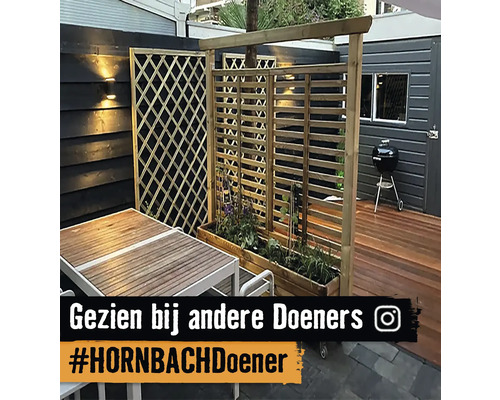 Buitenruimte met houten schutting, tafel en barbecue