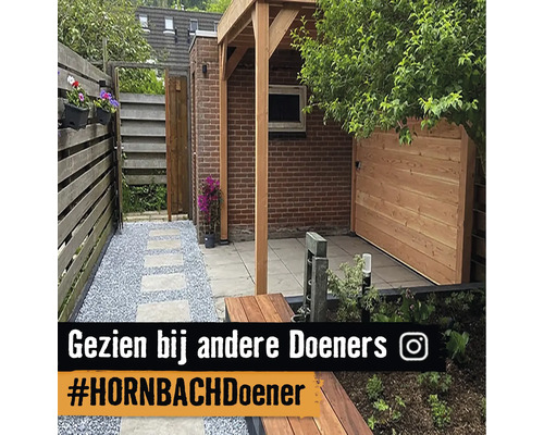 Aangelegde tuin met houten schutting, stoeptegels en overkapping