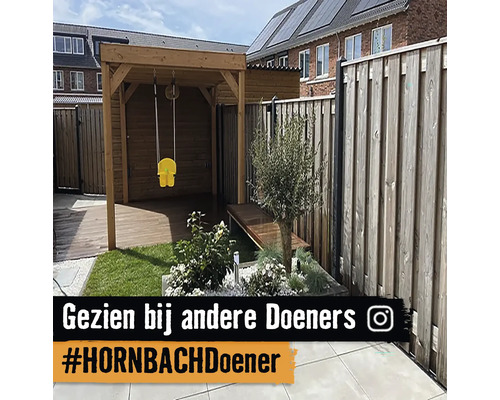 Tuin met houten schommel, houten schutting en beplante border