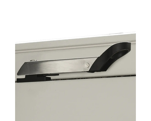 Metalen en kunststof raamkruk gemonteerd op een raam