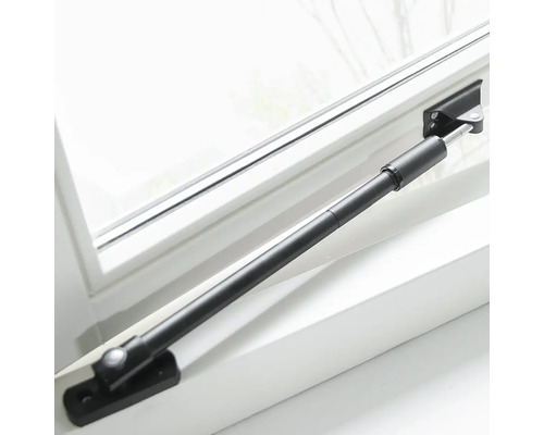 Raamopener met telescopische arm op het witte raamkozijn