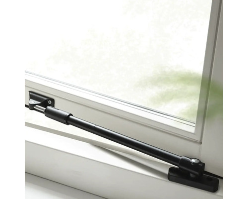 Raam met raamuitzetter om de openingshoek te beperken