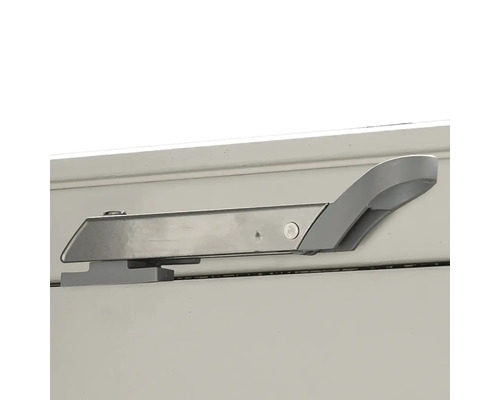 Metalen raamkruk op het raamkozijn