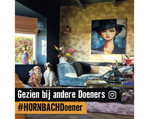 Woonkamer met bank, decoratieve figuren, schilderij en kamerplanten voor een gezellige sfeer