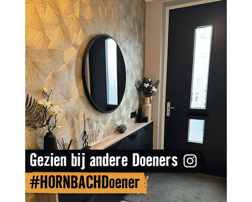 Entree met spiegel, commode en voordeur